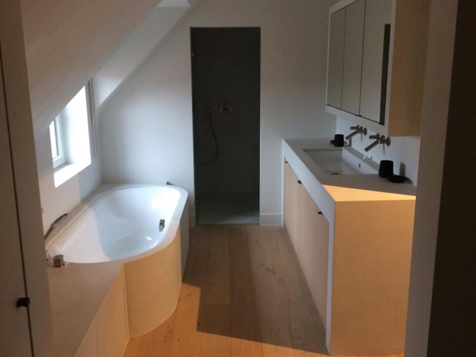 Badkamer met nieuwste badkamermeubilair en kranen